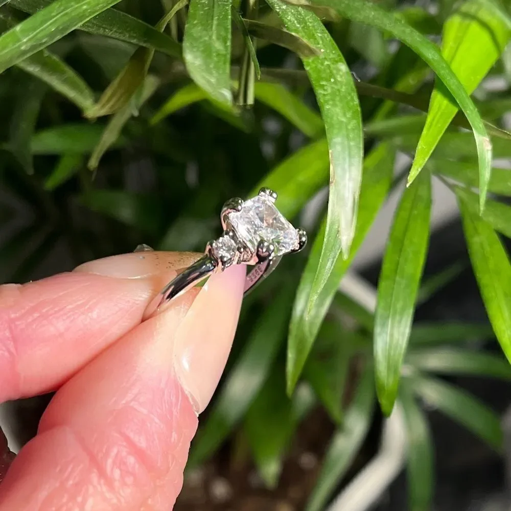 The Cushion Cut Classic in 925 and cubic zirconia.